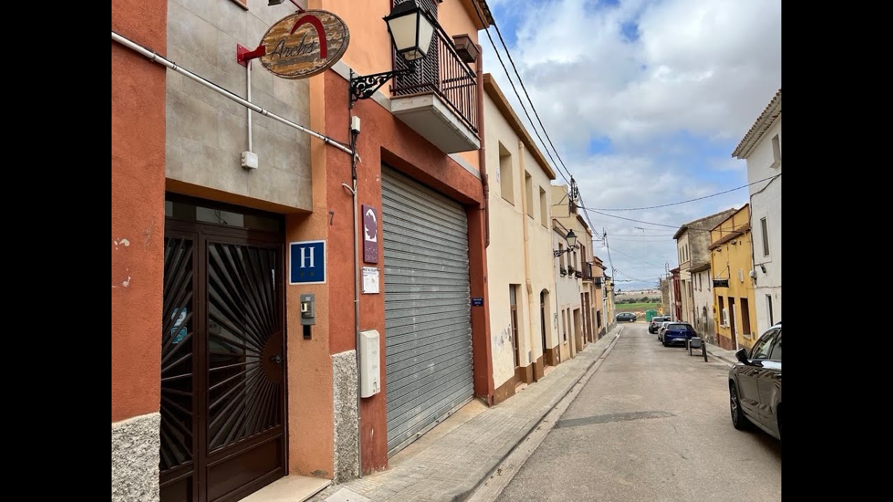 Small hotel in the heart of the wine region Penedés for sale!