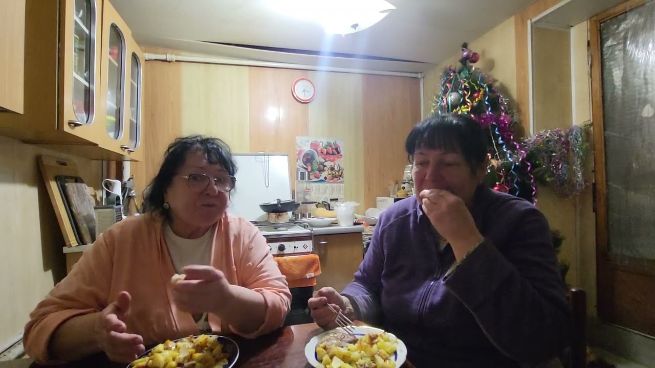 НАШ С ОЛЕЙ МУКБАНГ  . С НОВЫМ  СТАРЫМ ГОДОМ ВСЕХ!🍰☕️