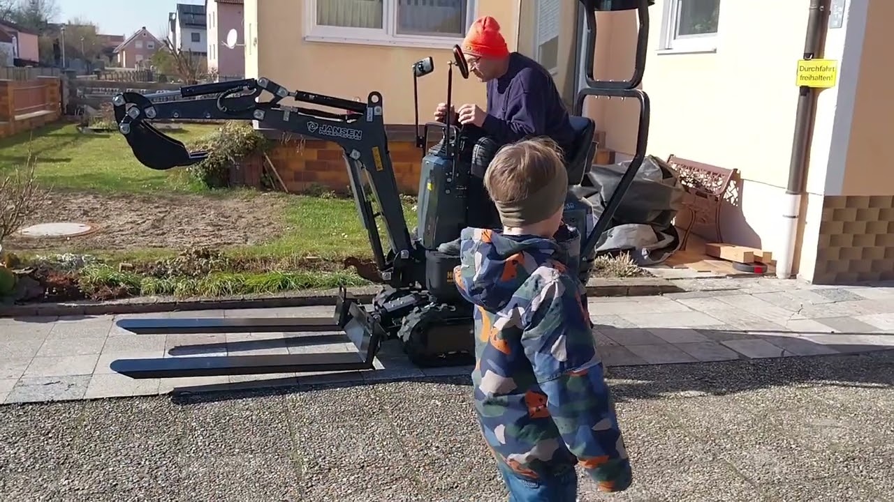 Video_02 nach dem Schlaganfall das erste mal Mikrobagger Jansen MB-500 / fahren! 05.03.2025!
