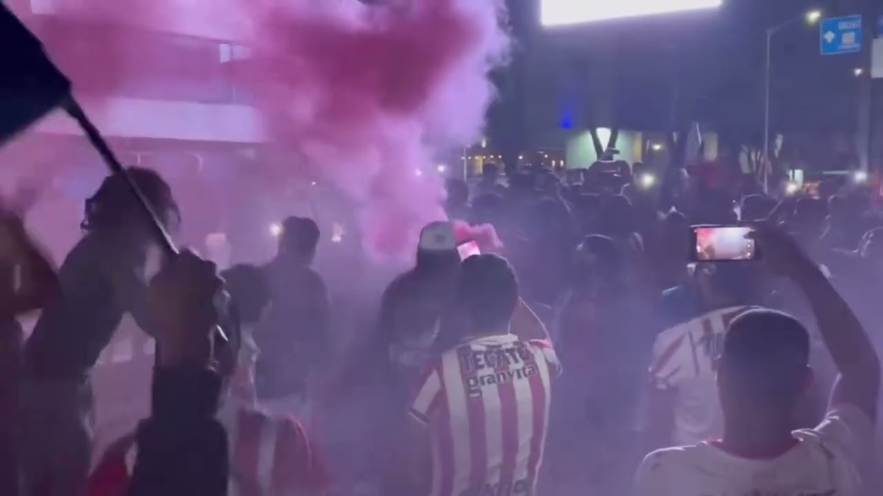 GRAN SERENATA A CHIVAS EN EL HOTEL EN PUEBLA 🐐🔥 | CHIVAS VS PUEBLA | #chivas #ligamx 