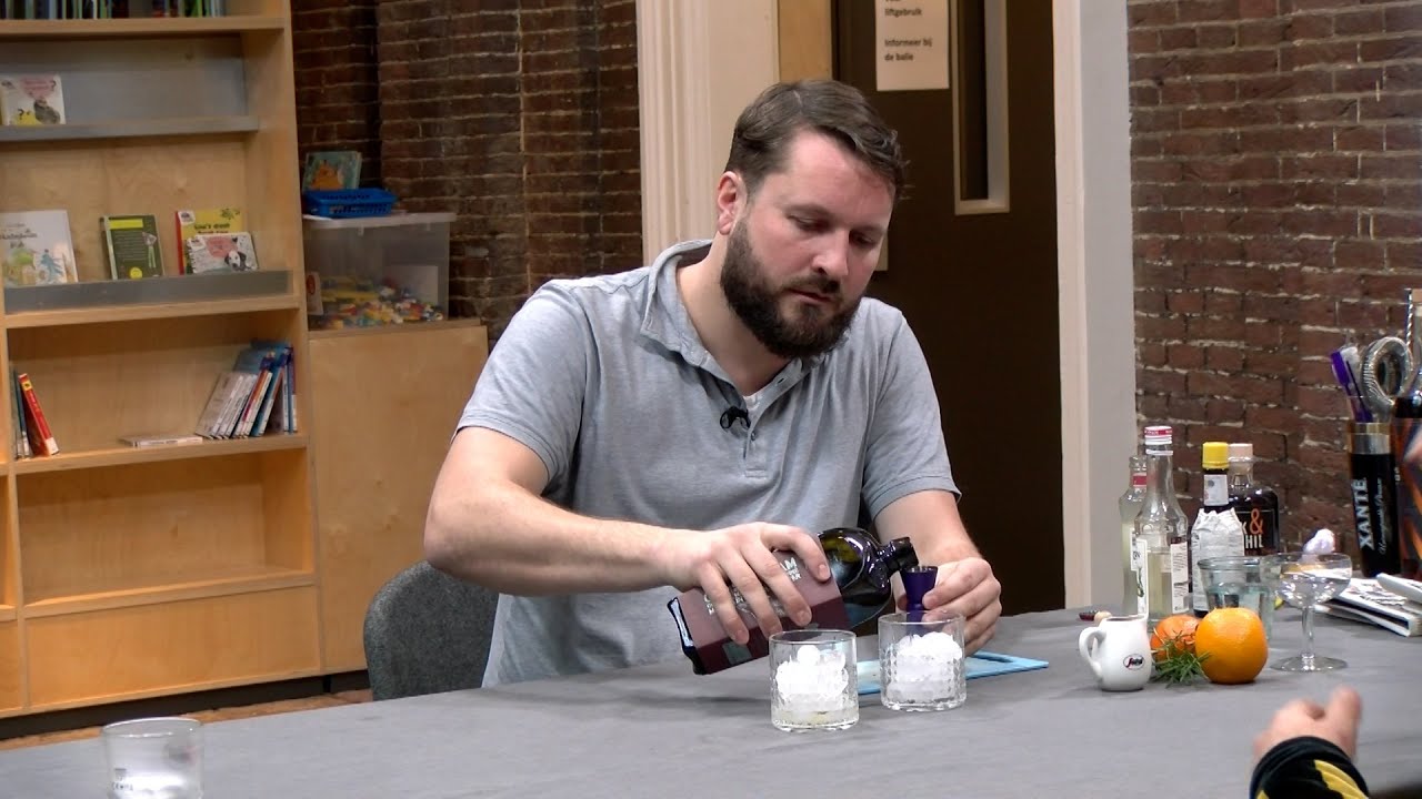 Lockdown? Dan gaan we thuis maar zelf cocktails maken. Rutger Vismans laat zien hoe je dat doet.