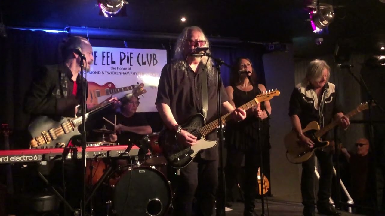 “Rising Sun” which charted at No 11 in the 1973 UK hit list here shows John Fiddler’s Medici