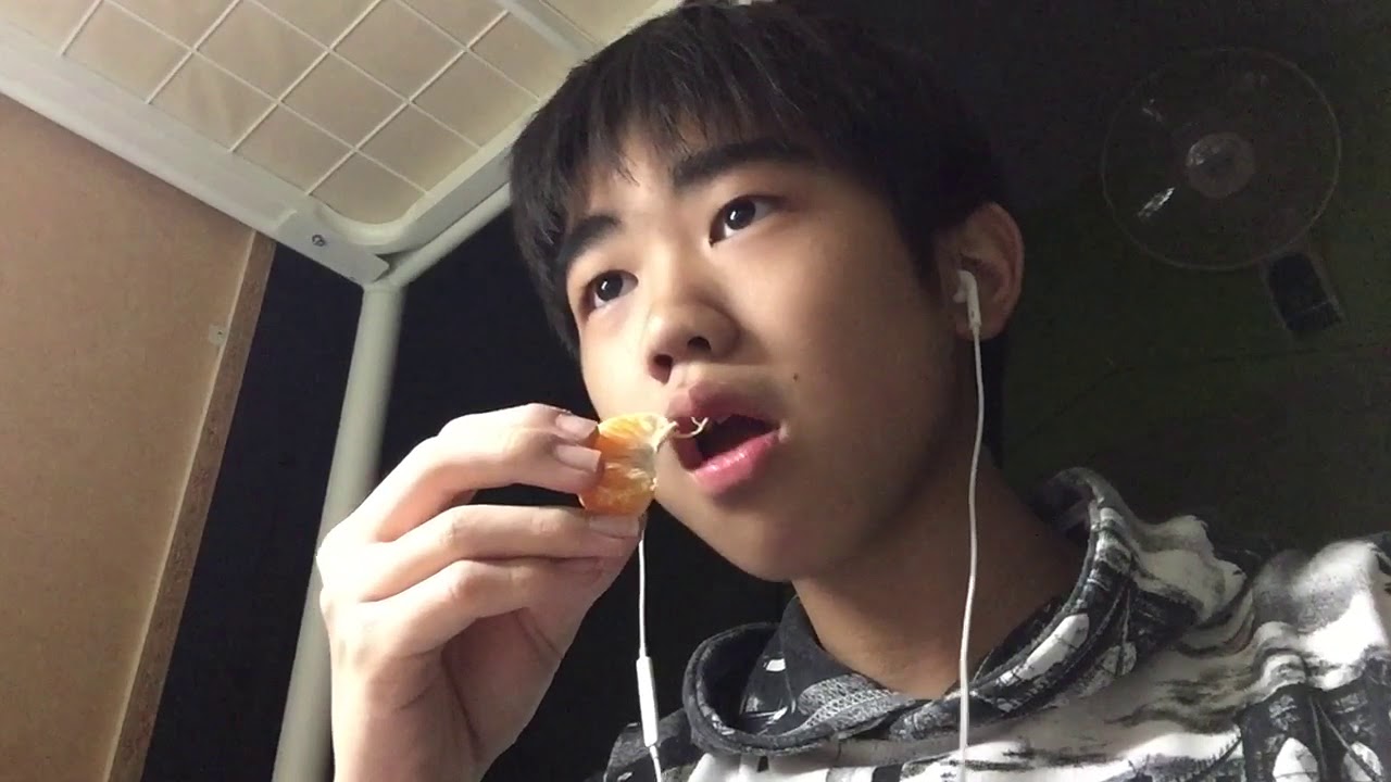 ASMR 咀嚼音 これミカンかポンカンかわからんけどチョコとジュースと一緒に食べます