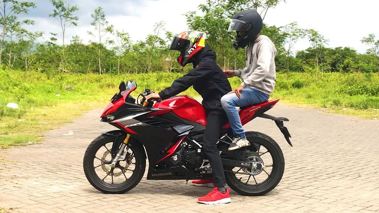 Эргономика и положение пассажира на Honda CBR150R 2021