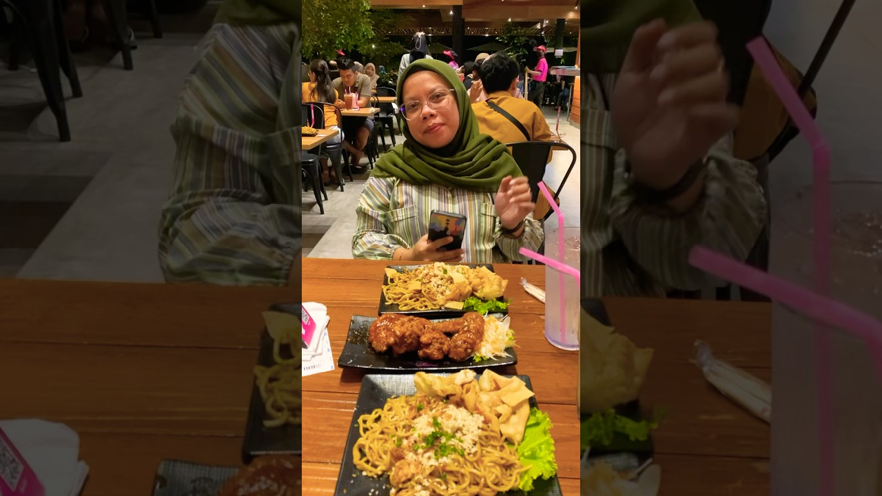 makan mie gacoan plus ayam 