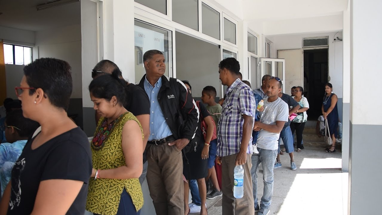 Des centaines de parents aux portes du collège St Esprit pour y inscrire leurs enfants