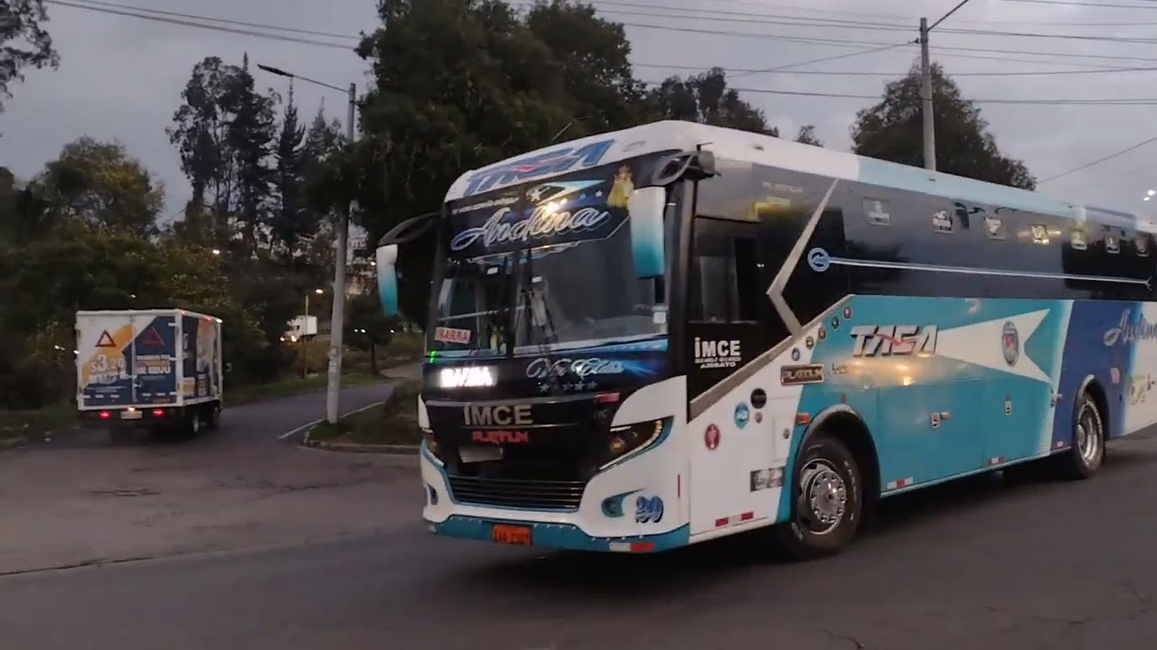 Buses Interprovinciales saliendo de Carcelen