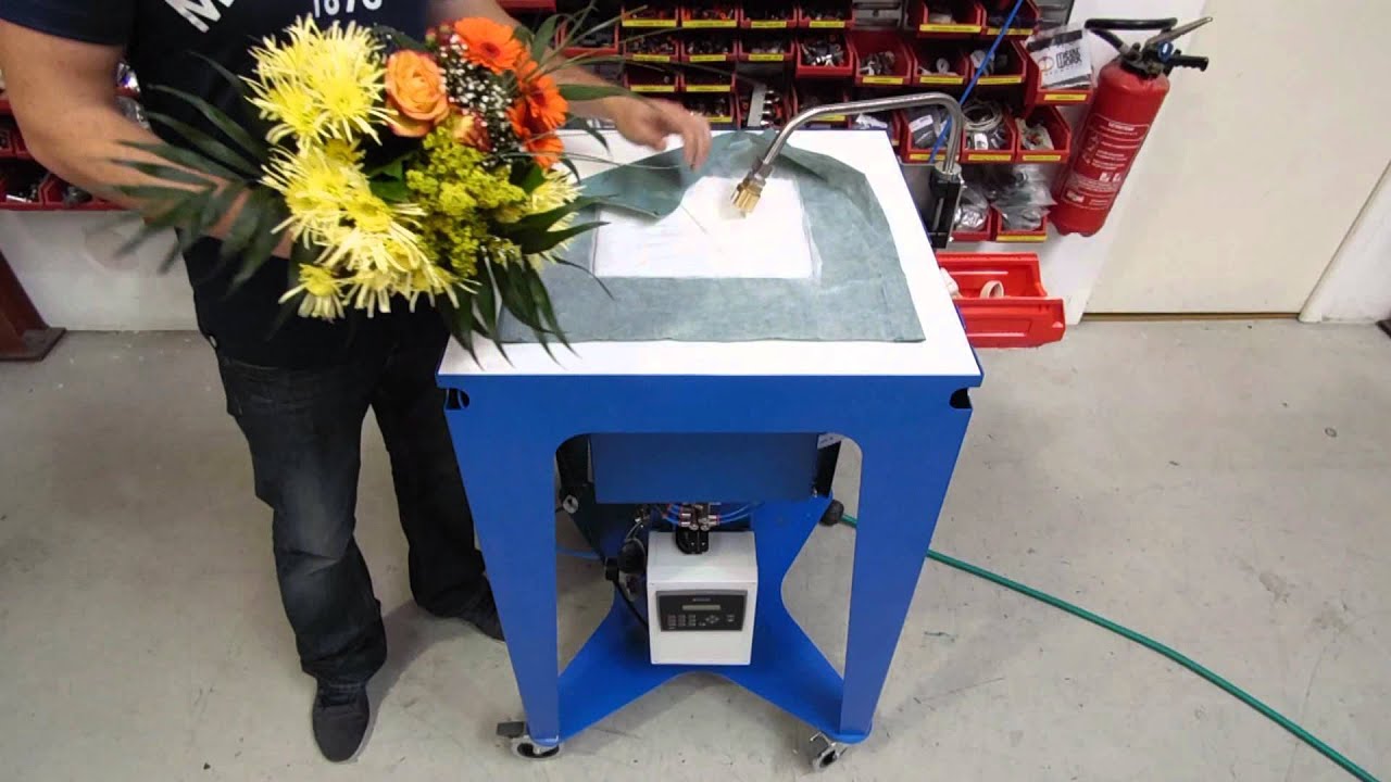 Wrapping machine for flower bouquets