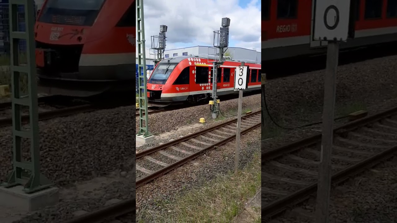 🚆 Triebwagen Lint DB 648 957-8 f&auml;hrt los am Bhf Citti-Park als RB 73 in Richtung Kiel-Hbf
