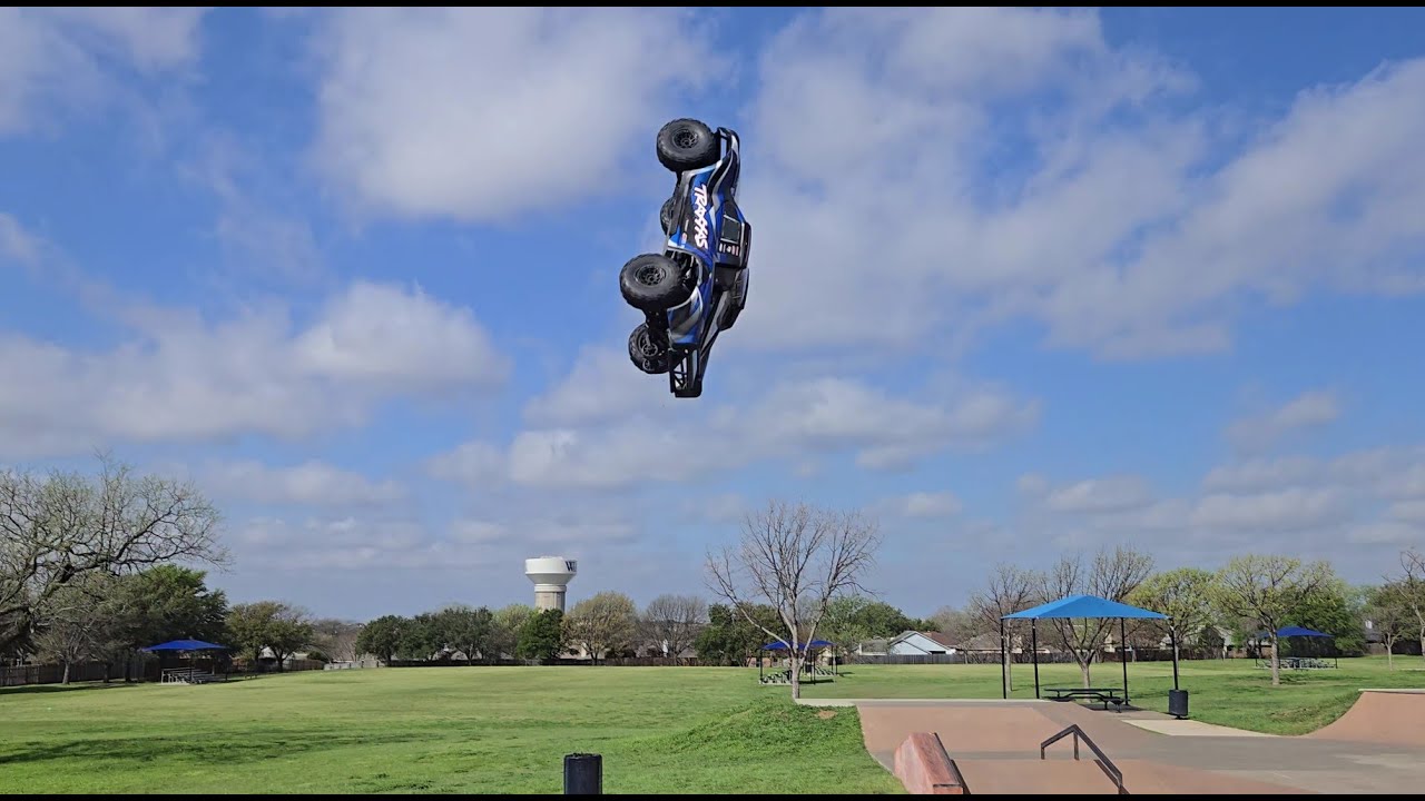 Traxxas Maxx Slash Hits the Skatepark BIG AIR!!!