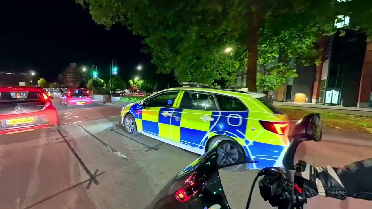 Straight Piped BMW S1000R Wakes Up The City