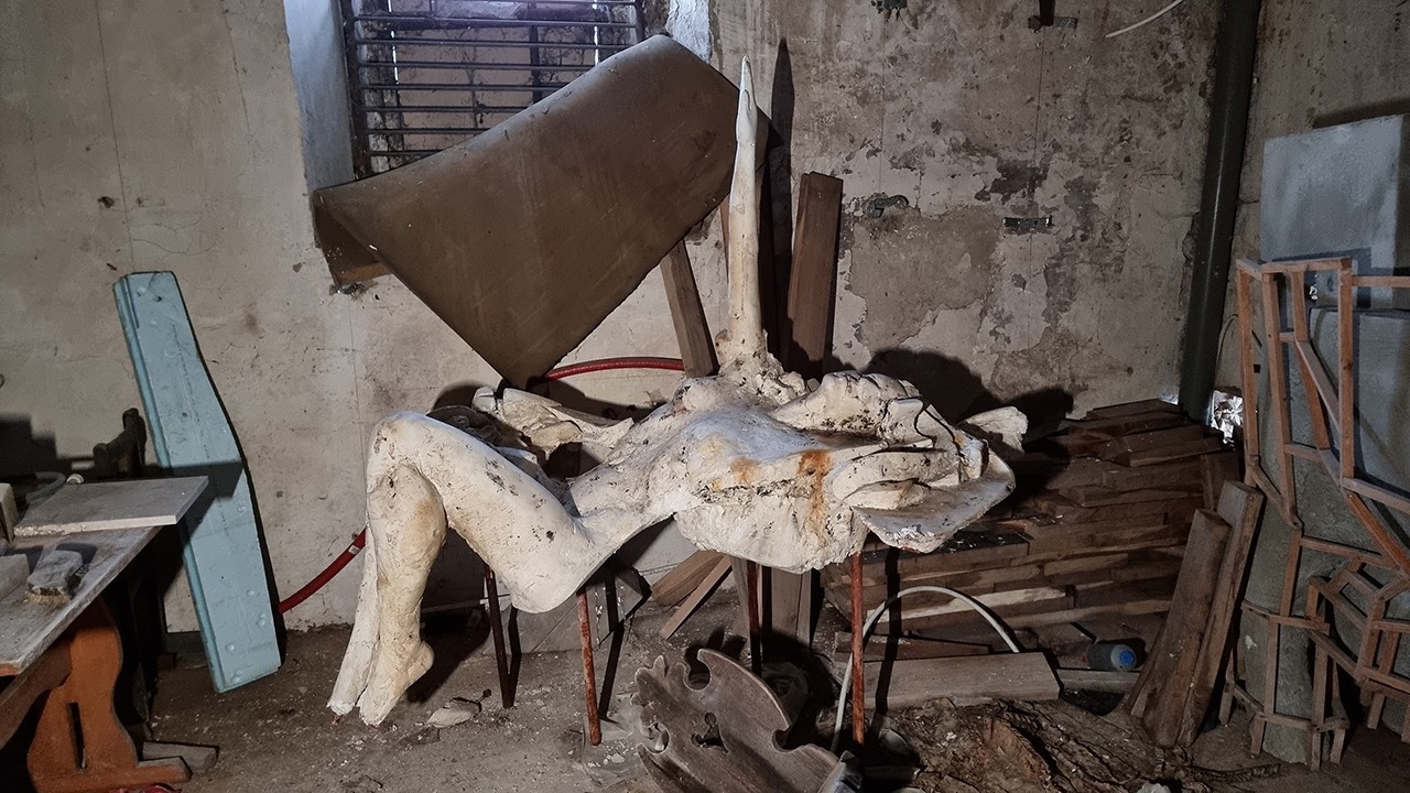 Urbex zaplecza pałacu w Piekarach – oficyna, garaż i ślady przeszłości