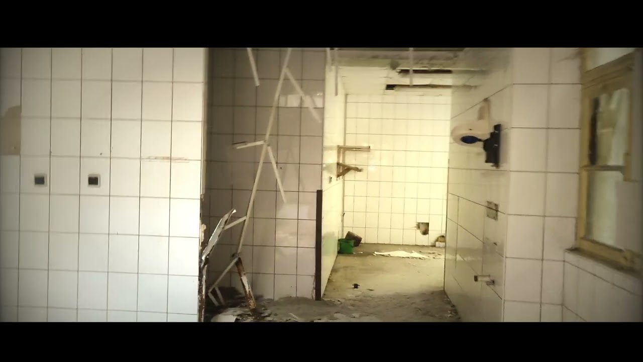 Das verlassene Hostel de la P&eacute;pini&eacute;re. #lostplace #scary