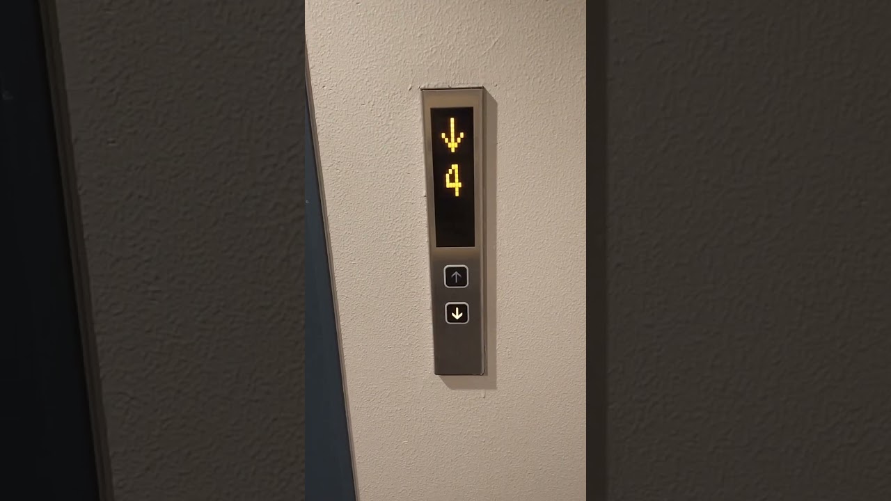 四角いタワマンの内側からのエレベーター