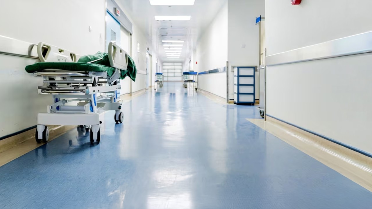 Форд защищает свою политику в области здравоохранения на фоне предупреждений о кризисе в больницах.