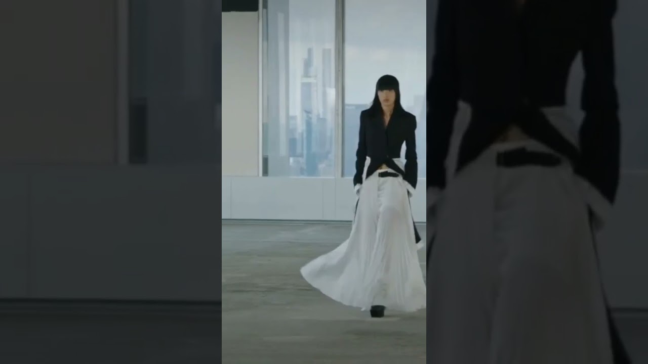 Dahan Phương Oanh trong show diễn của NTK gốc Việt Peter Đỗ thuộc NYFW 2023