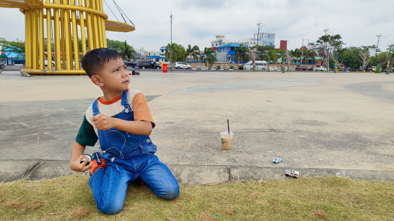 Sandal Jepit sedang live sekarang!