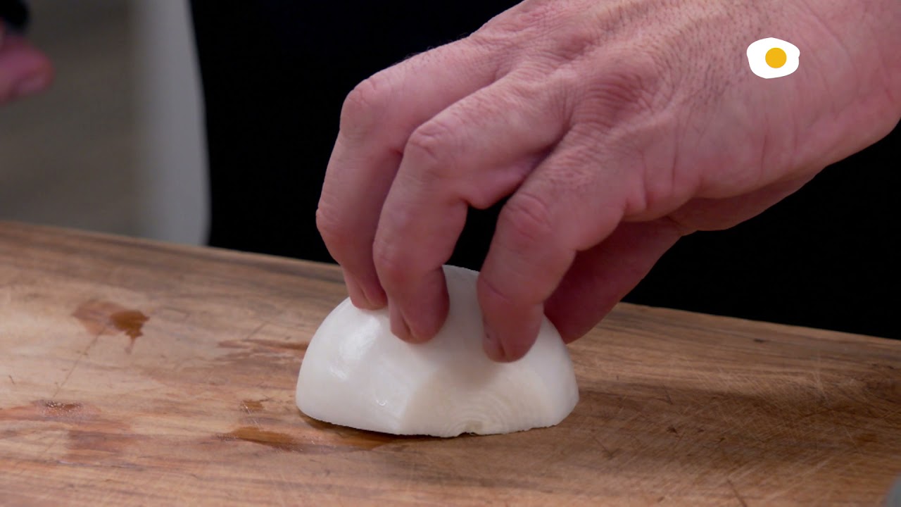 C&oacute;mo cortar cebolla sin cortarse los dedos I ESCUELA CANAL COCINA