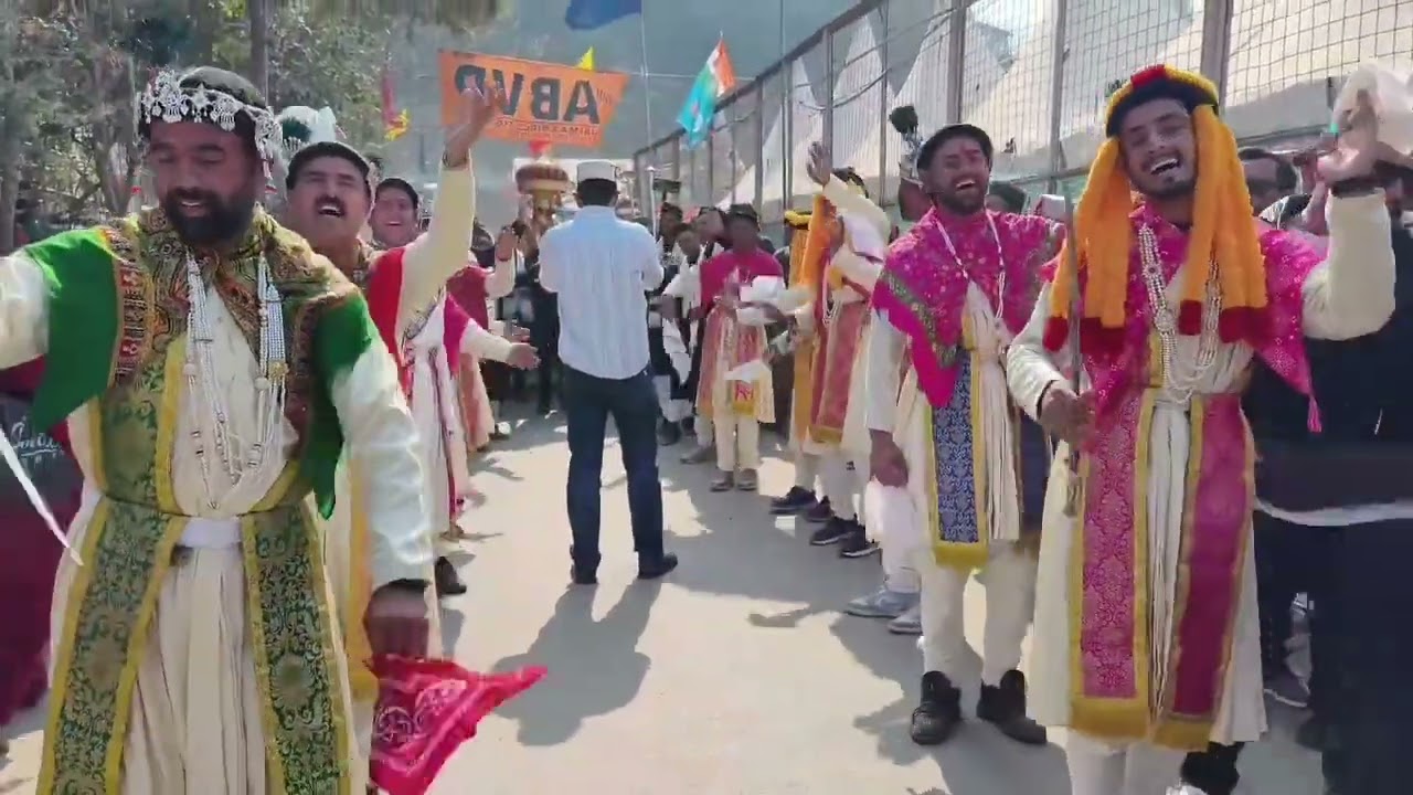पहाड़ीनाती का आनंद लेते हुए