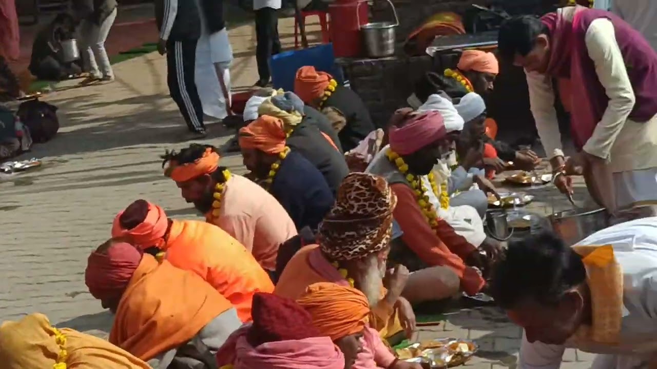 झांसी के करारी में विशाल भंडारे में पूज्य पीठाधीश्वर मनोज आनंद पुरी जी महाराज