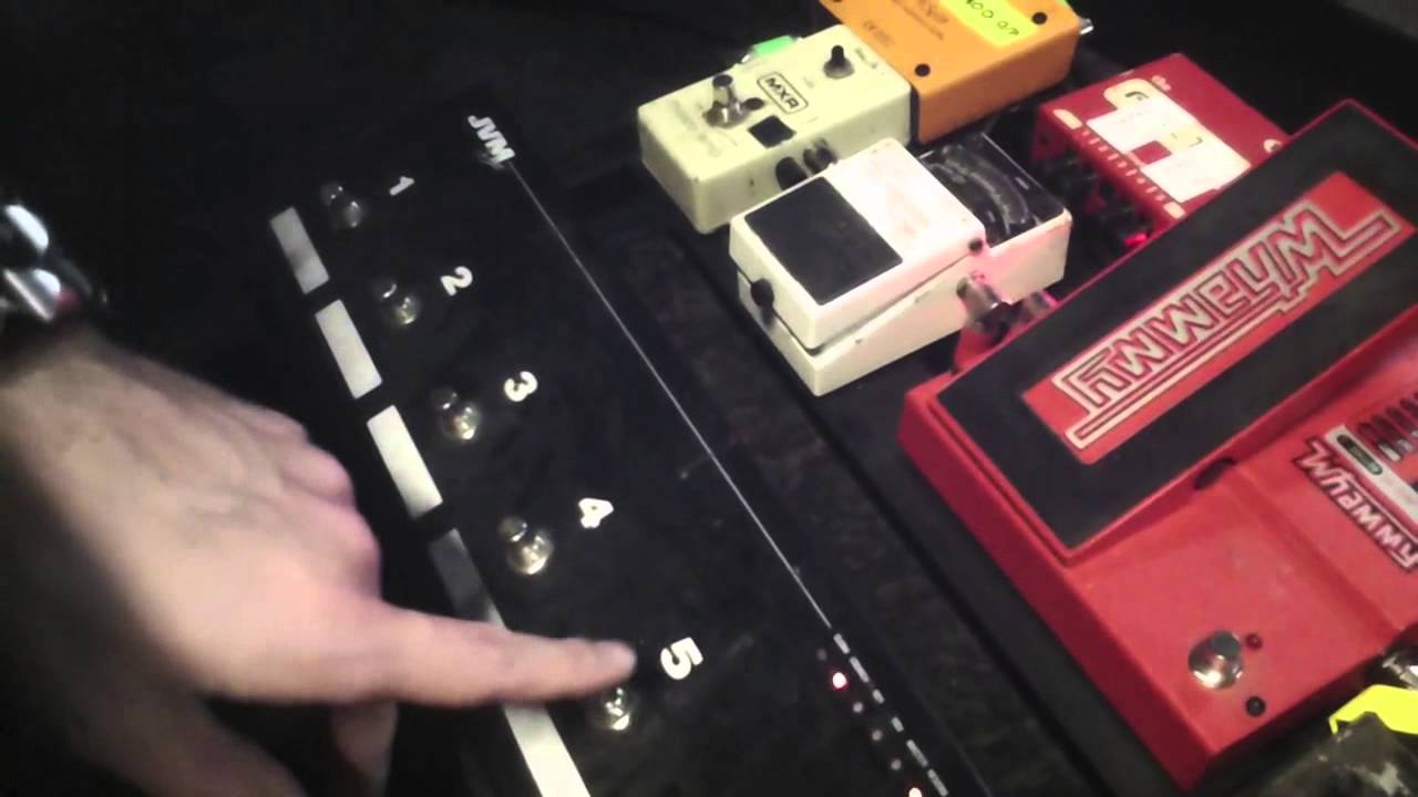 Pepe Reckless with Custom Boards pedalboard (in Finnish)