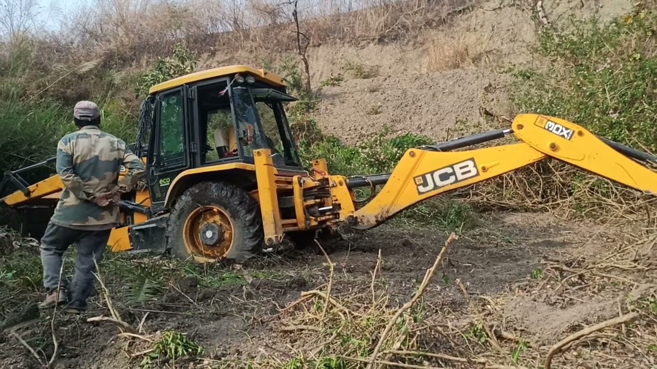 JCB 3dx super, stuck in a mud for making fish pond...can escaped after a long struggle