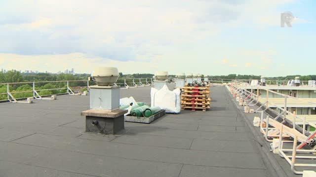 Hans Wendel uit Rotterdam-Ommoord slaapt op zijn balkon vanwege de extreme hitte in zijn woning.