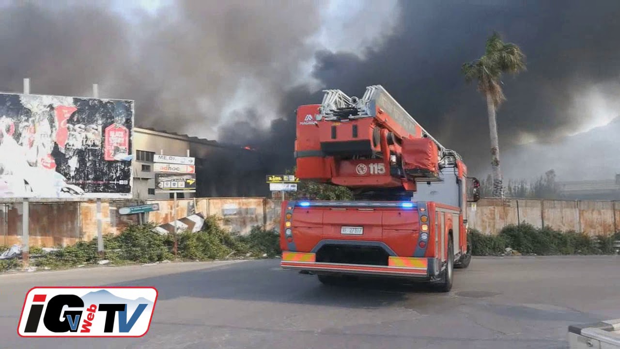 Castellammare di Stabia, enorme incendio devasta un capannone industriale lungo il fiume Sarno.