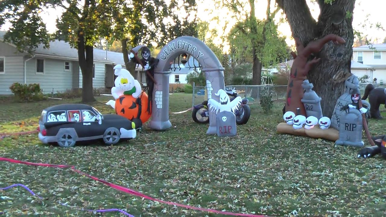 Halloween Decorations Yard 2010 Milwaukee Wisconsin (daytime)