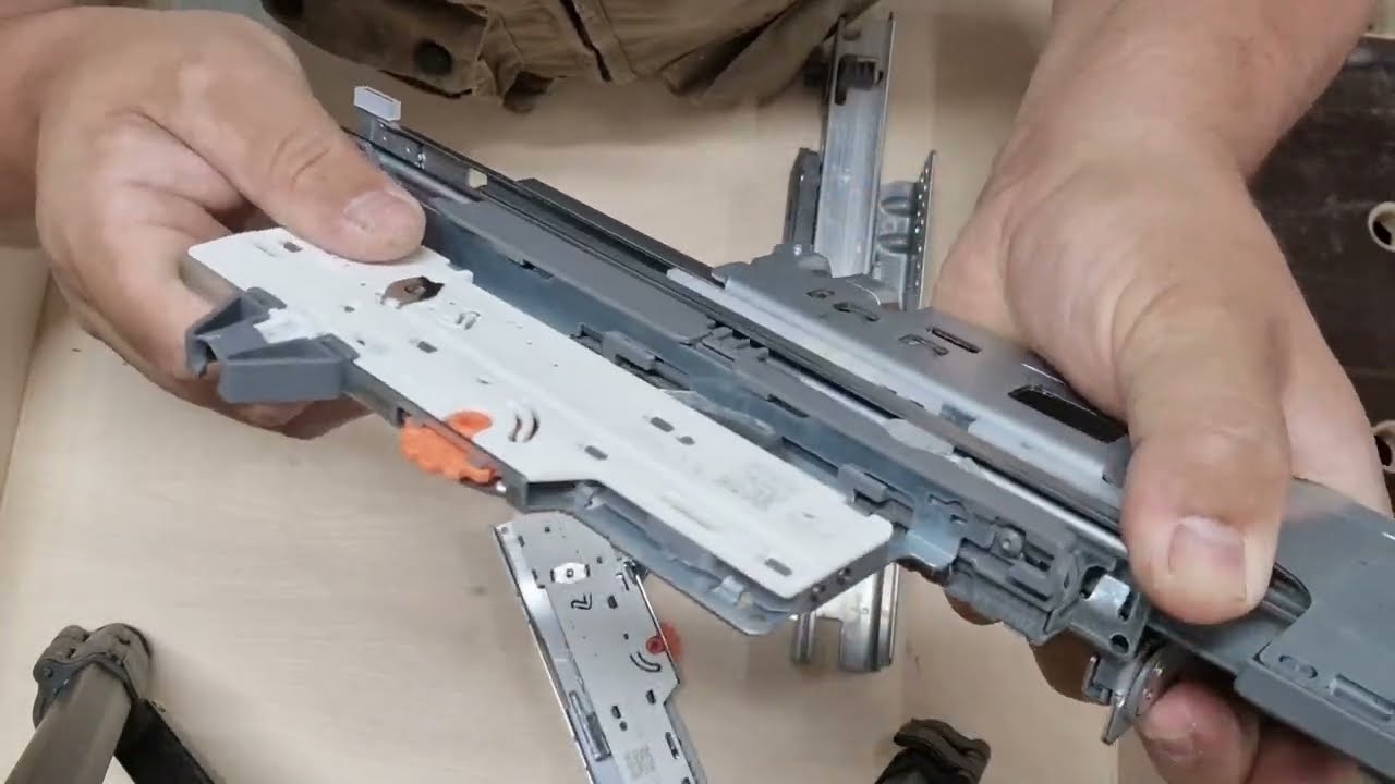 cajón con guías extracción total blum movento con sistema de freno y push