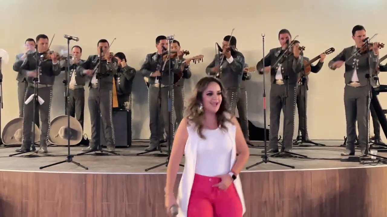 “Toro relajo” Sandra Guevara y Mariachi Nuevo Tecalitlán