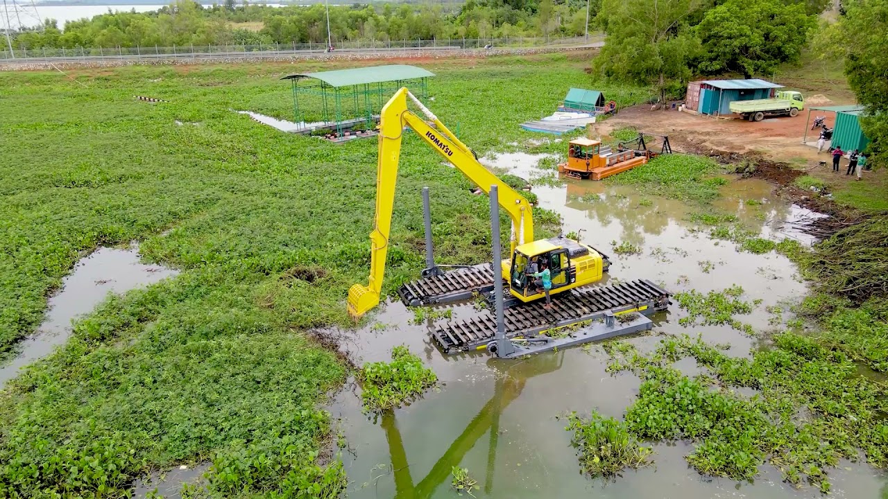 Komatsu PC210-10MO SLF amphibious excavator swamp backhoe floating DAM Duriangkang Batam