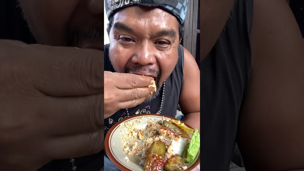 pak raja badok makan sambel terong lalap pare... 🤤🤤🤤bikin nambah terus... 