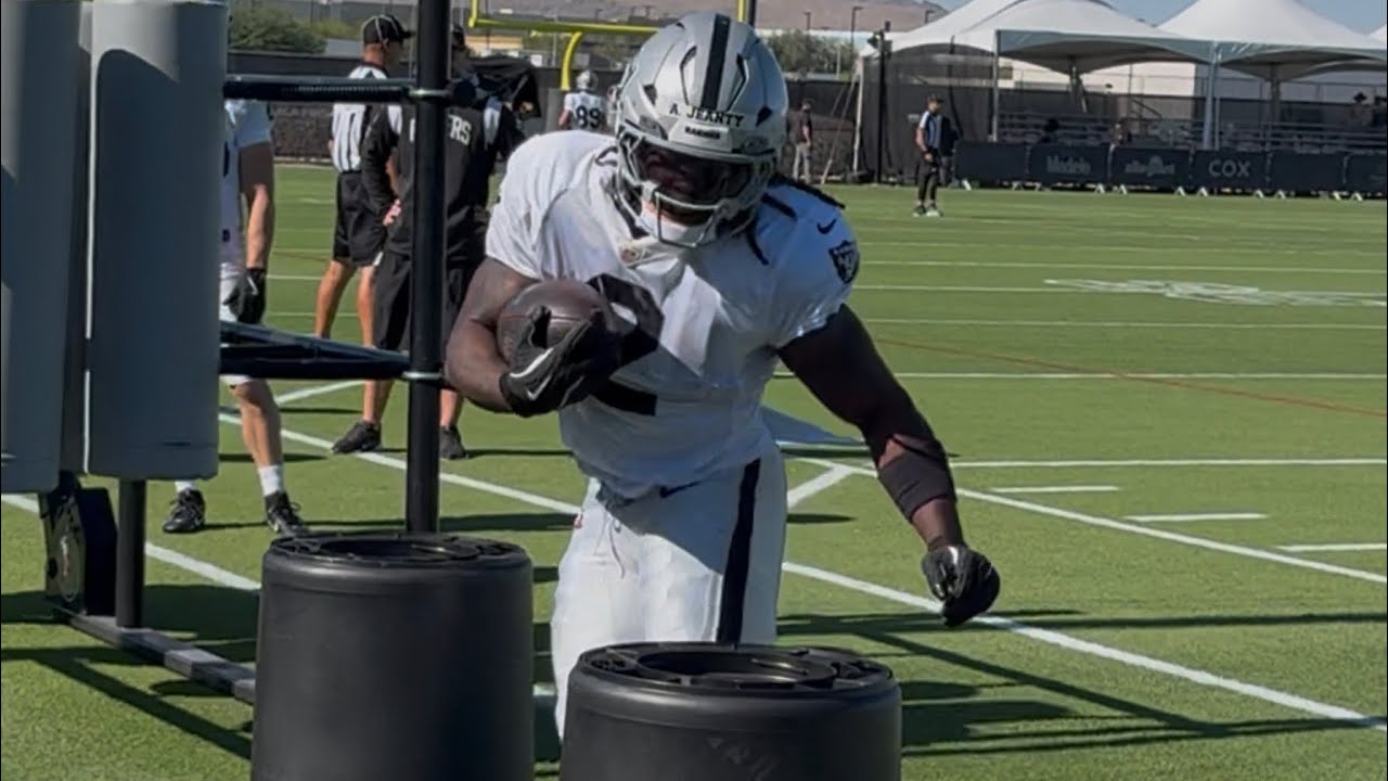 ASHTON JEANTY BULLS THROUGH W/ SHIFTY MOVES AT RAIDERS TRAINING CAMP; READIES FOR PHYSICAL RUN STYLE