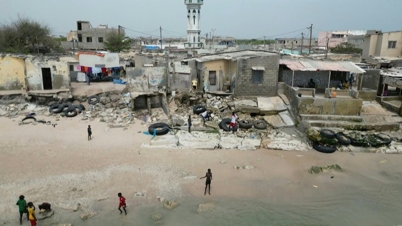 La montée des eaux menace d'engloutir une ville côtière du Sénégal | AFP