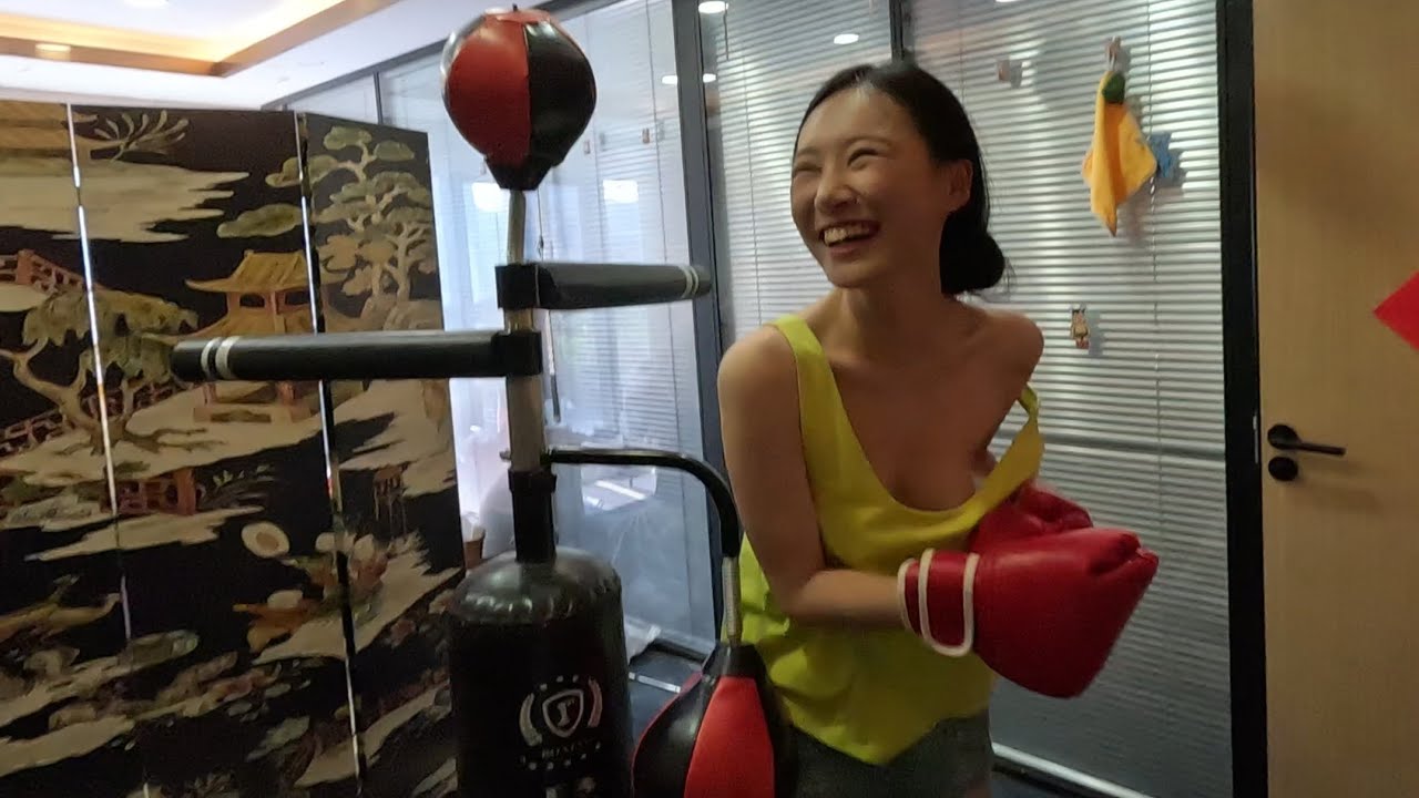 来看可可打拳击啦，真的很很好玩，自己不停笑场