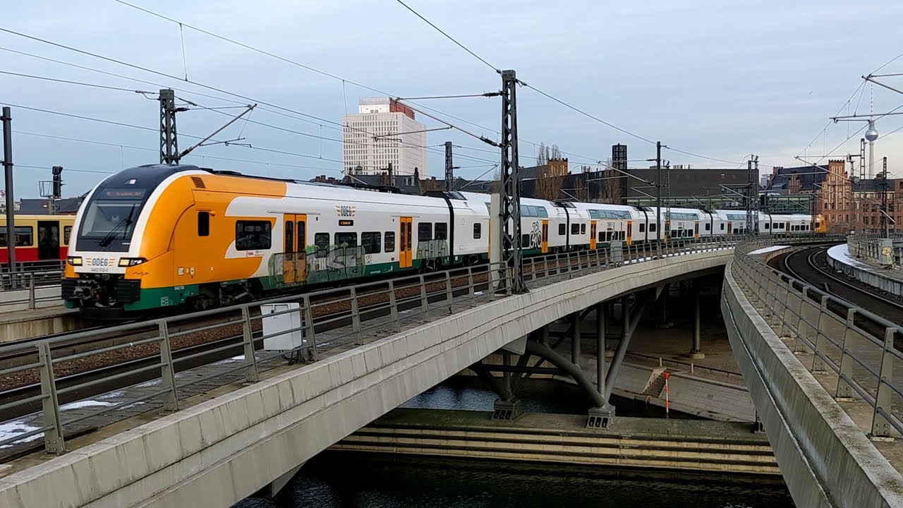 Die Triebzüge Desiro HC der ODEG auf der Regionalexpress-Linie RE1 in Berlin und Erkner