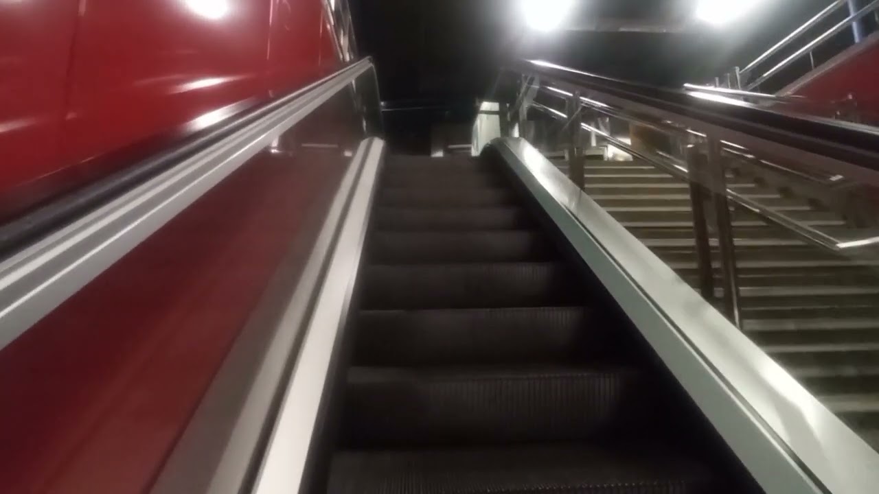 Salida al centro comercial desde Metro Mar de Cristal