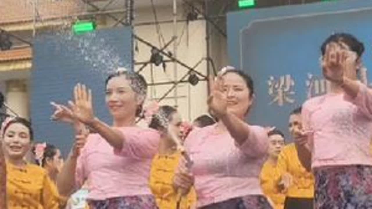 美丽德宏 精彩梁河 2025年梁河泼水狂欢节 #有一种叫云南的生活#美丽德宏 #精彩梁河#泼水节还能这样玩 #开幕式 #云南泼水节有多嗨