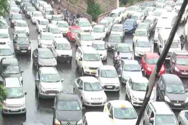 8-km-long traffic jam in Noida after heavy rains