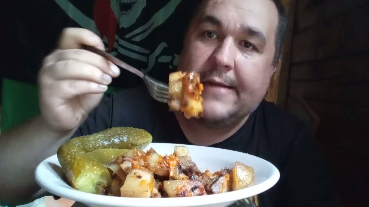 Обжор - свинина щековина тушеная с луком и морковью