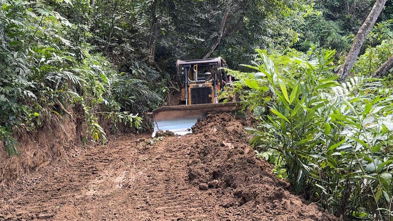 Sophisticated work! The D6R XL bulldozer is paving the way for amazing