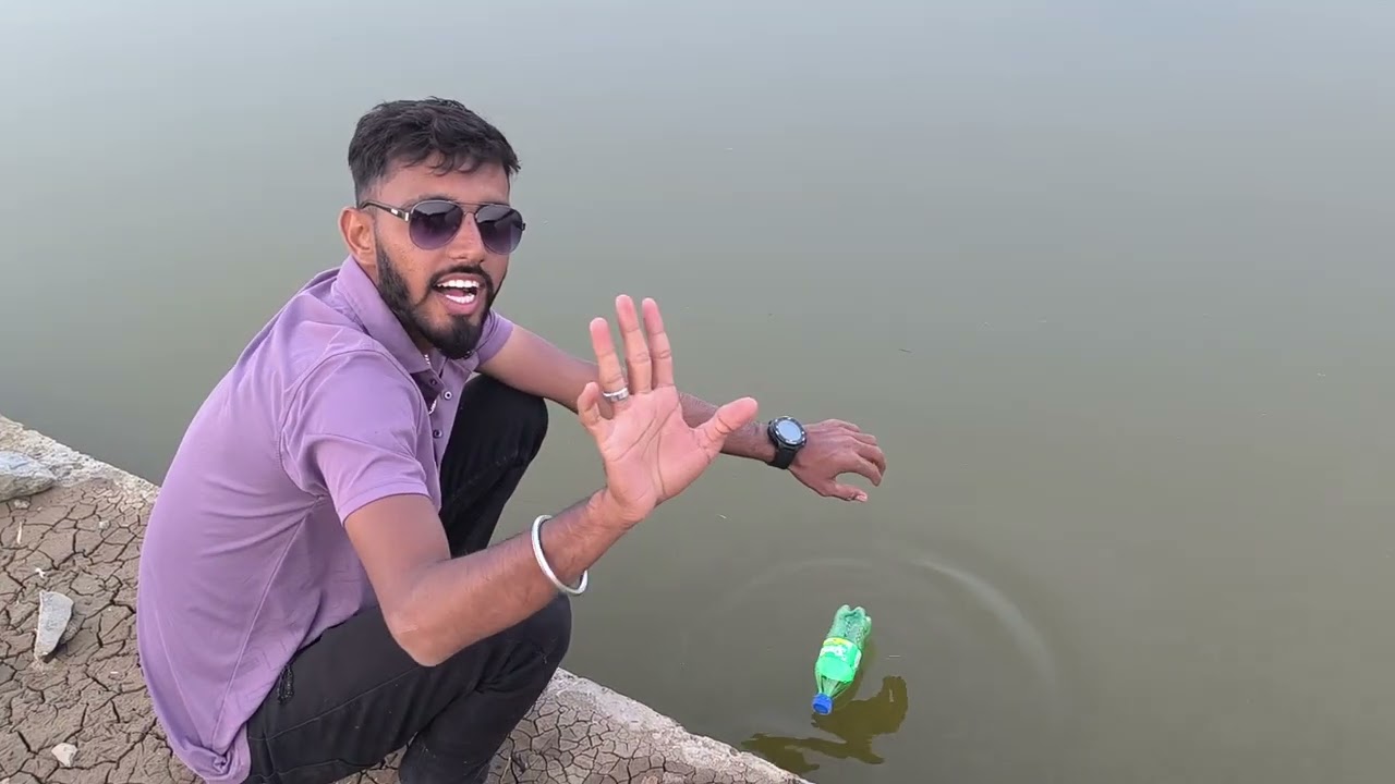 पाण्यात बाटली बुडाली....👀😂