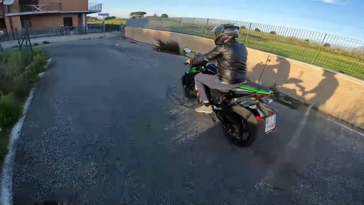 Mio padre guida la moto per la PRIMA VOLTA ( me la ruba! )