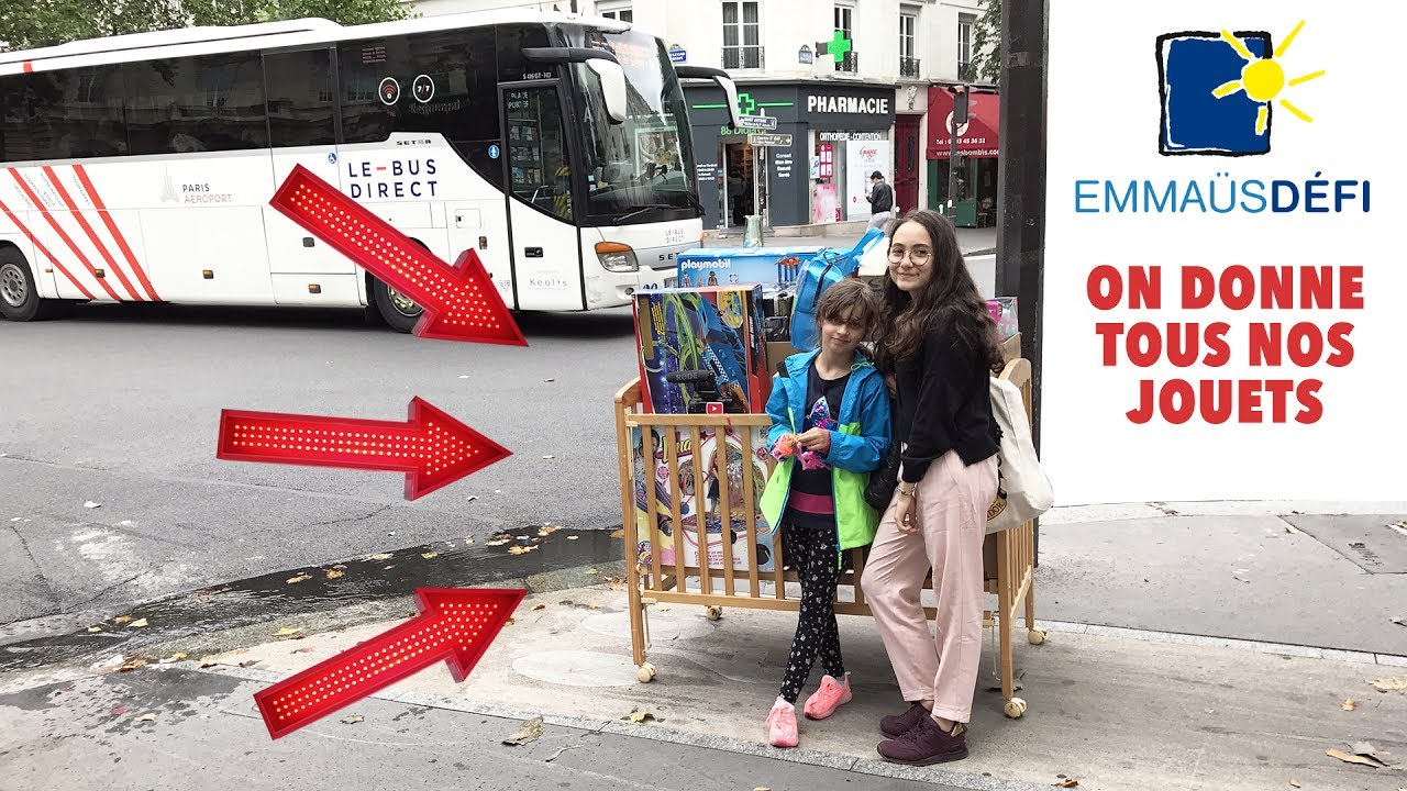 ON DONNE NOS JOUETS À EMMAÜS EN POUSANT UN LIT DANS LA RUE  • Studio Bubble Tea Association
