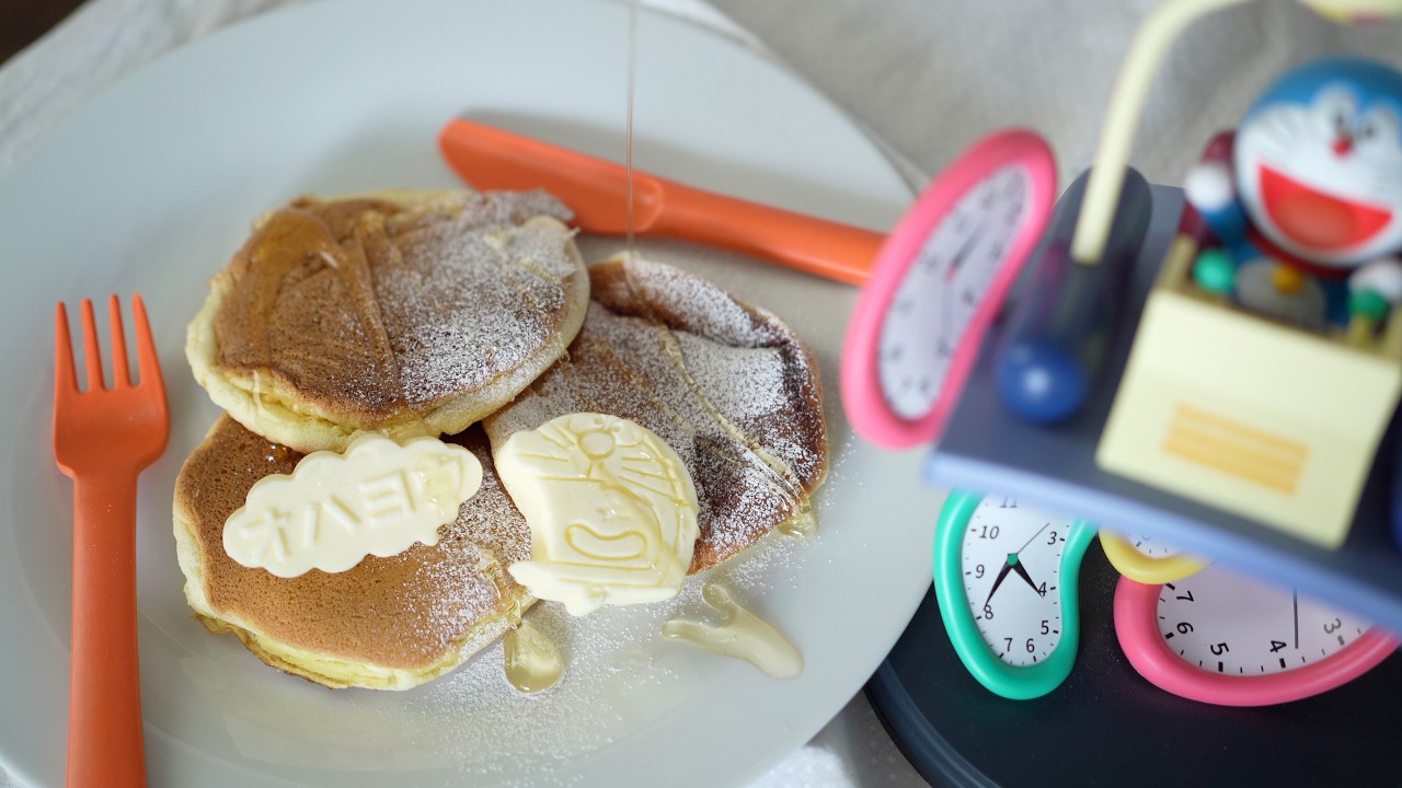 ドラえもんのコエカタマリンのバターをのせたふわふわメレンゲパンケーキ Doraemon's Voice Thickener Butter and Fluffy Meringue Pancakes