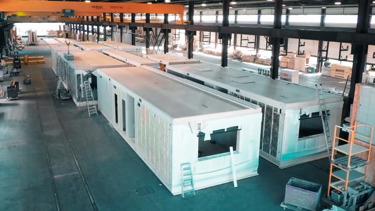 Modulbau: Digital geplant und vorgefertigt, vor Ort präzise platziert.