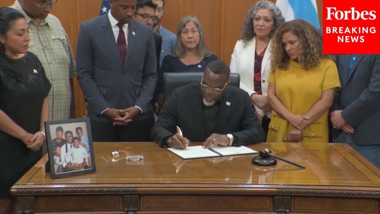 Chicago Mayor Brandon Johnson Signs Executive Order To 'Counter' Trump's Immigration Crackdown