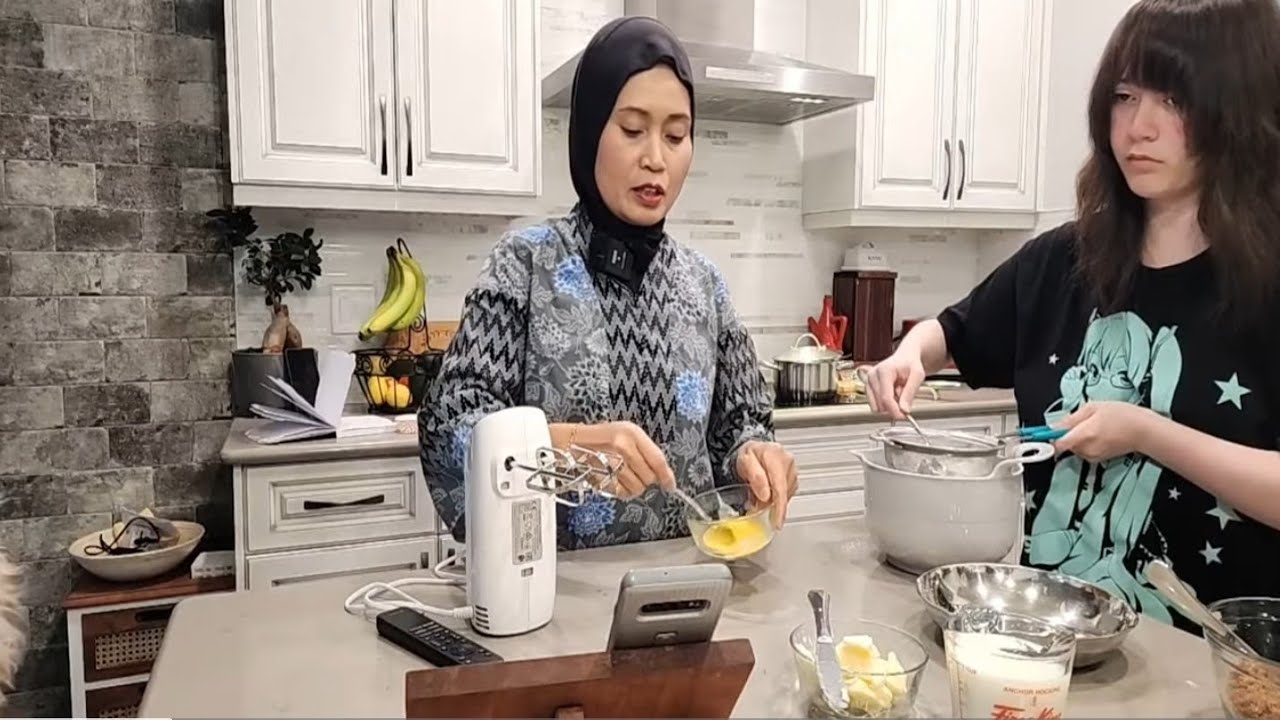 Bikin Kue Bolu Coklat Dibantu Carissa. 
