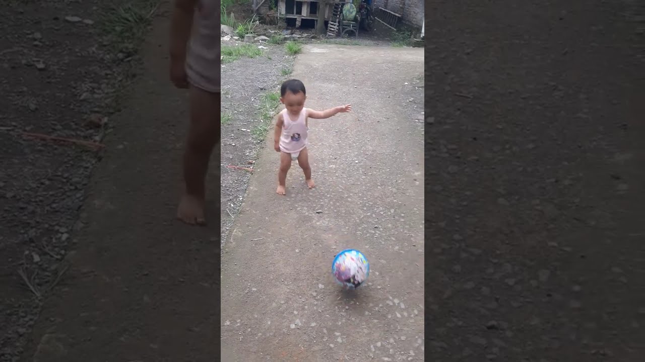Main bola v bolanya ada yg agak lain...pliss namanya juga bayi apa aja dimainin🤣🤣
